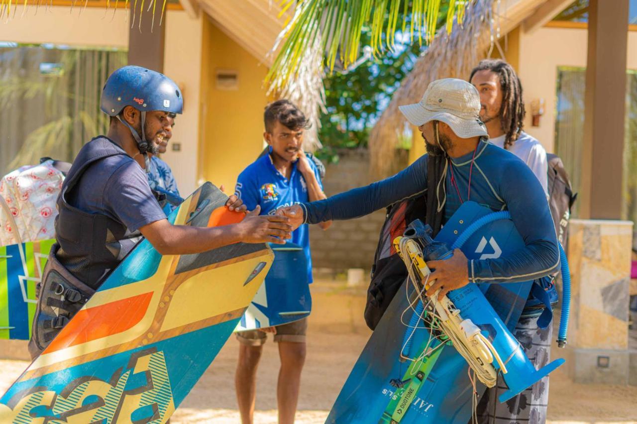 Blue Waves Kite Surfing Beach Resort Kalpitiya Exteriör bild