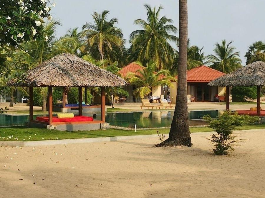 Blue Waves Kite Surfing Beach Resort Kalpitiya Exteriör bild